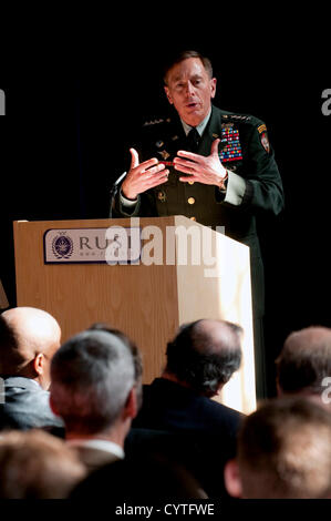 US-General David H. Petraeus, Kommandeur der NATO und der International Security Assistance Force spricht am Royal United Services Institute 23. März 2011 in London, Vereinigtes Königreich.  Petraeus sein Amt als Direktor der CIA am 9. November 2012 nach Abgabe einer Erklärung sagen, dass er in einer außerehelichen Affäre engagiert hatte. Stockfoto