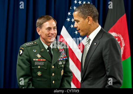 US-General David H. Petraeus, Kommandeur der NATO und der International Security Assistance Force spricht mit US-Präsident Barack Obama beim NATO-Gipfel 20. November 2010 Lissabon, Portugal. Petraeus sein Amt als Direktor der CIA am 9. November 2012 nach Abgabe einer Erklärung sagen, dass er in einer außerehelichen Affäre engagiert hatte. Stockfoto