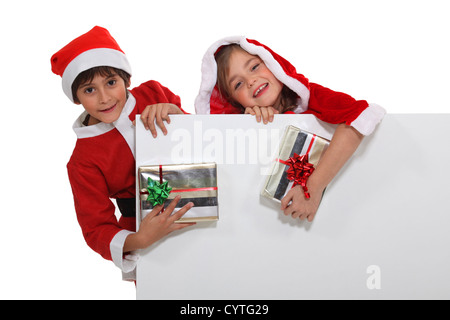 Kinder als Weihnachtsmann verkleidet Stockfoto