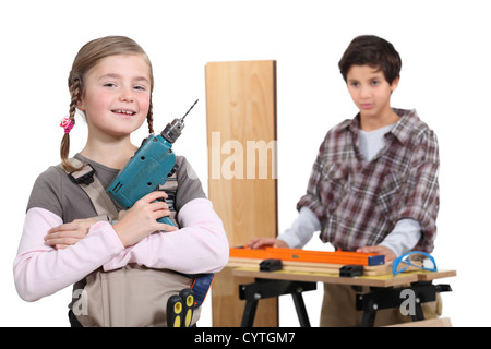 kleine Jungen und Mädchen in einem Handwerker-workshop Stockfoto