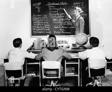 Lehrer an Schüler im Klassenzimmer Stockfoto