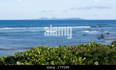 Blick auf St. Barts oder St. Barths aus St. Martin an der Baie de l Ansatz Stockfoto