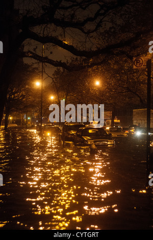 Hurrikan Sandy Sturmflut Gewässer Hochwasser East 14th Street in der East Village von New York City mit Blick auf Con Edison. Stockfoto