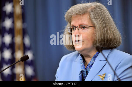 Holly Petraeus, stellvertretender Direktor des Consumer Financial Protection Bureau Service Mitglied IZ befasst sich mit die Medien in den Pentagon-Briefing-Raum 18. Oktober 2012. US-General David Petraeus sein Amt als Direktor der CIA am 9. November 2012 nach Abgabe einer Erklärung sagen, dass er in einer außerehelichen Affäre engagiert hatte. Stockfoto