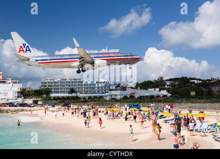 American Airlines Boeing 737-Flug landet über Maho Beach am 1. November 2012. Die Start-und Landebahn 2300m ist über dem Meer näherte. Stockfoto