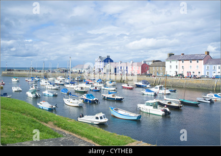 Aberaeron Hafen, Ceredigion, West Wales an einem sonnigen Augusttag Stockfoto