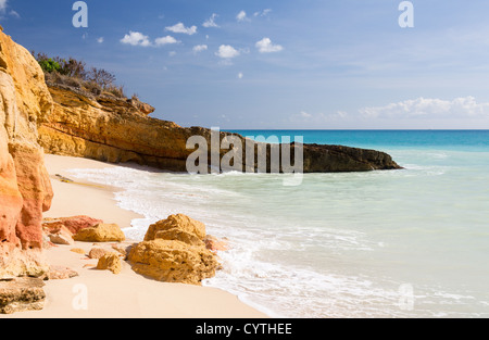 Sandstein-Klippen Rahmen Cupecoy Beach auf Sint Maarten / St. Martin, Karibik Stockfoto