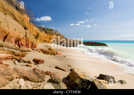 Sandstein-Klippen Rahmen Cupecoy Beach auf Sint Maarten / St. Martin Caribbean Stockfoto