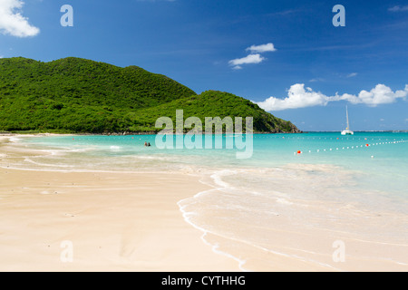 Wunderschöner tropischer Inselstrand von Anse Marcel mit Booten auf der französischen Seite von St. Martin / Sint Maarten Karibik im Sommer, Saint Martin Stockfoto