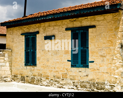 Ein Haus mit blauen Fensterläden in das Dorf Omodos in Zypern Stockfoto