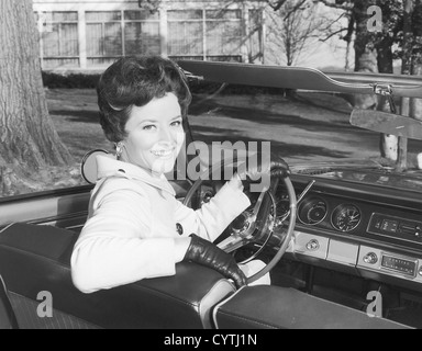 Porträt der Frau hinter Steuer des Autos sitzen Stockfoto