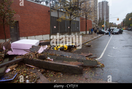 Trümmer, die bei Hochwasser vom Hurrikan Sandy in Manhattans East Village angespült. Direkt vor der Con Ed-Kraftwerk Stockfoto