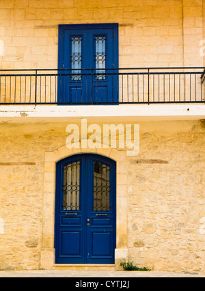 Blauen Türen und einem Balkon in dem Dorf Omodos in Zypern Stockfoto