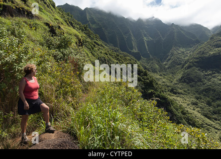 Elk284-8047 Hawaii, Kauai, Na Pali Küste, Frau am Kalalau trail Stockfoto