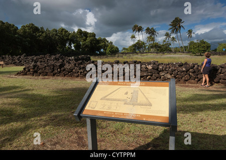 Elk284-7567 Hawaii, Kauai, Wailua River State Park, Poli'ahu Heiau mit Frau Stockfoto