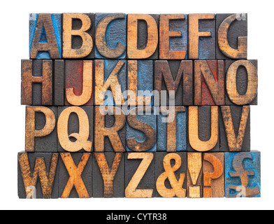Englisches Alphabet mit Satzzeichen in Vintage Buchdruck Holzart Blöcken befleckt durch blaue, rote und schwarze Tinte Stockfoto