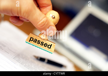 eine Testkonzept mit Stempel und Exemplar übergeben Stockfoto