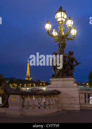 Blick vom Pont Alexandre III entlang der Seine in der Abenddämmerung. Stockfoto