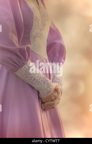 eine Frau in einem rosa Kleid Stockfoto