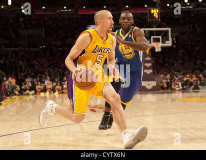 10. November 2012 - Los Angeles, Kalifornien, USA - Los Angeles LAkers Steve Nash geht in den Korb gegen Golden State Warriors Charles Jenkins in der zweiten Hälfte ihres Spiels im Staples Center in Los Angeles, Kalifornien am Freitag 09, November 2012. Los Angeles Lakers gewannen das Spiel 101 bis 77. (Kredit-Bild: © Armando Arorizo/Prensa Internacional/ZUMAPRESS.com) Stockfoto