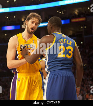 10. November 2012 haben - Los Angeles, Kalifornien, USA - Los Angeles Lakers Pau Gasol und Golden State Warriors ein paar Worte in der zweiten Hälfte ihres Spiels im Staples Center in Los Angeles, Kalifornien am Freitag 09, November 2012. Los Angeles Lakers gewannen das Spiel 101 bis 77. (Kredit-Bild: © Armando Arorizo/Prensa Internacional/ZUMAPRESS.com) Stockfoto