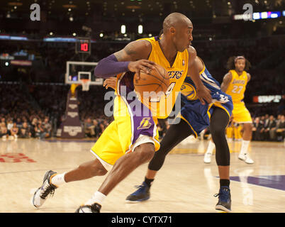 10. November 2012 geht - Los Angeles, Kalifornien, USA - Los Angeles Lakers Kobe Bryant in den Korb in der zweiten Hälfte des Spiels gegen die Wolden Zustand richtig im Staples Center in Los Angeles, Kalifornien am Freitag 09, November 2012. Los Angeles Lakers gewannen das Spiel 101 bis 77. (Kredit-Bild: © Armando Arorizo/Prensa Internacional/ZUMAPRESS.com) Stockfoto