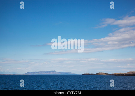 Blick von der Oban nach Barra Fähren von Ardnamurchan Leuchtturm und die Insel Eigg, Western Isles, Schottland, UK Stockfoto