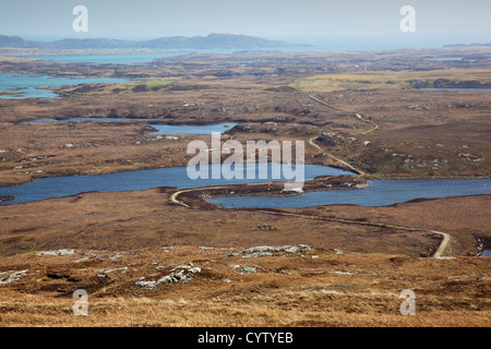 Der Blick nach Osten in Richtung Rosinish aus Rueval (Ruabhal), dem höchsten Punkt auf Benbecular, äußeren Hebriden, Schottland, UK Stockfoto