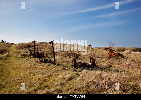 Aufgegeben, rostige alte Landmaschinen bei Flodaigh auf Benbecular, äußeren Hebriden, Schottland, Vereinigtes Königreich Stockfoto