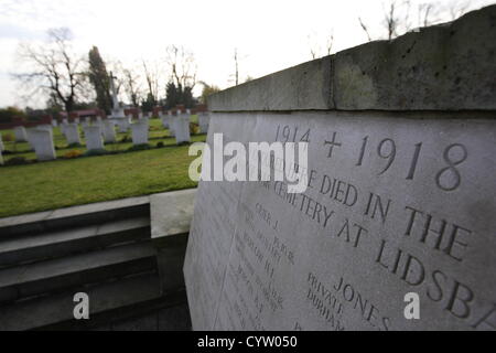 Malbork, Polen 10. November 2012 Remembrance Day Feierlichkeiten in Polen. Leute besucht britische Commonwelth Cememetry in Marienburg und Kerzen auf den Gräbern. Malbork Commonwealth War Cemetery enthält 232 zweiten Weltkrieg Bestattungen. Außerdem gibt es 13 ersten Weltkrieg Bestattungen, die 1960 von Gdansk (Danzig) Garrison Friedhof verschoben wurden. Der Friedhof enthält auch die Marienburg Denkmal, 39 ersten Weltkrieges Opfer begraben in Heilsberg Kriegsgefangenen Friedhof (geändert im Jahre 1953 Lidsbark War Cemetery) wo ihr Grab nicht mehr erhalten werden konnten. Stockfoto