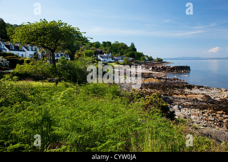 Blick auf eine Reihe von Häusern mit Blick auf Gärten mit Blick auf das Meer in Corrie, Isle of Arran, Scotland, UK Stockfoto