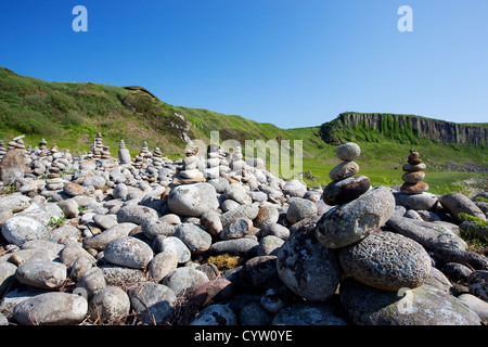 Steinhaufen am Strand von Drumadoon in der Nähe von Blackwaterfoot, Isle of Arran, Scotland, UK Stockfoto