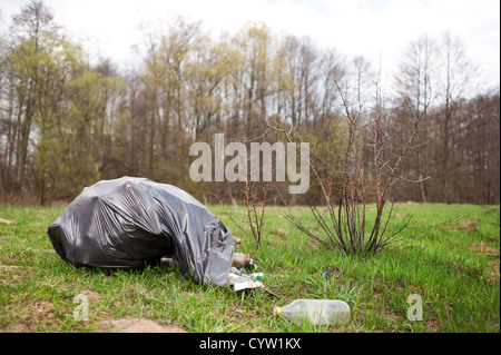 Müll in schwarze Plastiktüte Dump im Wald Stockfoto