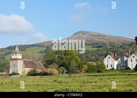 Kirche St. Mary und Bitterley Gericht, in der Nähe von Ludlow, Blick in Richtung Titterstone Clee Hill, Shropshire, England, UK Stockfoto