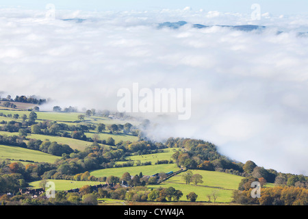 Am frühen Morgen Nebel überrollen Ackerland in der Nähe von Ludlow, Shropshire, England, UK Stockfoto