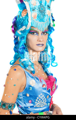 Schöne Meer-Frau mit blauen Haaren auf weißem Hintergrund Stockfoto