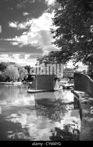 Reflexionen an Kingswood Kreuzung in schwarz und weiß auf der Stratford-upon-Avon Canal, Warwickshire, England, UK Stockfoto