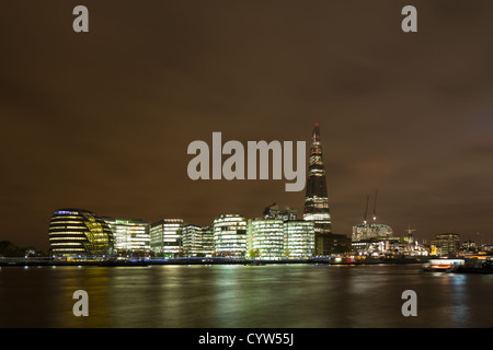 London Assembly und The Shard in der Nacht Stockfoto