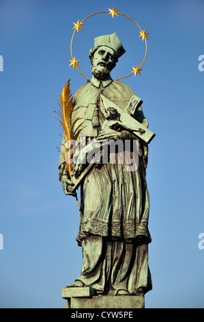 Prag, Tschechische Republik. Statue des Hl. Johannes Nepomuk auf der Karlsbrücke Stockfoto