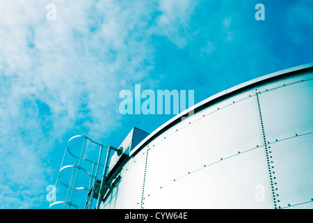 Öl-Tank und blauer Himmel Stockfoto