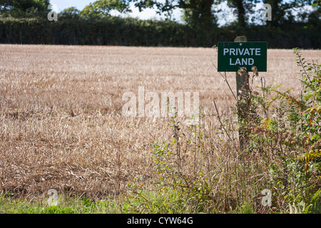 Private Land Schild am Rand des Feldes Stockfoto