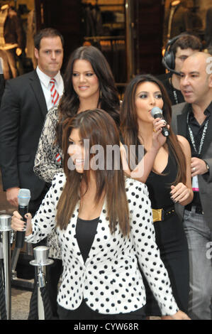 Westfield, Shepherds Bush, London, Uk. 10. November 2012.  [Von vorne nach hinten] Kourtney, Kim und Khloe Kardashian, kommen bei der Veranstaltung um ihre Kleiderspende in Westfield, Shepherds Bush zu starten. Die Kardashian-Schwester starten "Kardashian Kollection" bei Dorothy Perkins in Westfield Shepherds Bush. Schwestern Kim, Kourtney und Khloe starten Sie ihre eigene Kleidung Sammlung, dies ist das erste Mal alle drei Schwestern gemeinsam in Großbritannien erschienen sind. Stockfoto