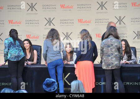 Westfield, Shepherds Bush, London, Uk. 10. November 2012. [Nach rechts] Kim, Kourtney und Khloe Kardashian erfüllen ihre Fans bei der Vorstellung ihrer "Kardashian Kollection". Die Kardashian-Schwester starten "Kardashian Kollection" bei Dorothy Perkins in Westfield Shepherds Bush. Schwestern Kim, Kourtney und Khloe starten Sie ihre eigene Kleidung Sammlung, dies ist das erste Mal alle drei Schwestern gemeinsam in Großbritannien erschienen sind. Stockfoto