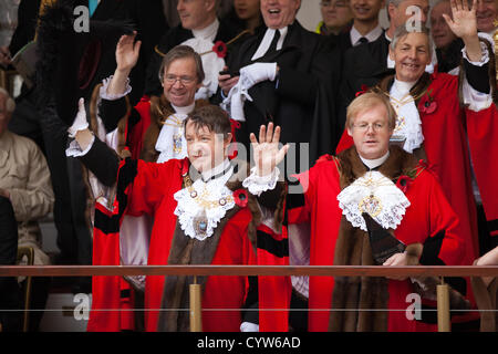 Der Lord Mayor es Show Samstag, 10. November 2012. Herrenhaus, City of London, UK. Bild zeigt The Lord Mayor Show außerhalb Mansion House, wo (linke Vorderreihe) Stadtrat Roger Gifford beginnt spielt seine Rolle als The Lord Mayor, mit ehemaligen Bürgermeister David Wooten, der einen einjährige, unbezahlten Begriff dient, eine ambassadorial Rolle für die Square Mile, in der Regel verbringen drei Monate im Ausland zur Förderung der Finanzindustrie sowie Delegationen empfangen, in London, City of London , England, UK. Stockfoto