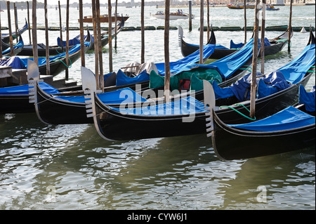 Gondeln vor Anker in der Nähe von Markusplatz entfernt, Venedig, Italien. Stockfoto