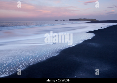 Reynisfjara Strand mit Kappe Dyrhólaey, Südküste, Island Stockfoto