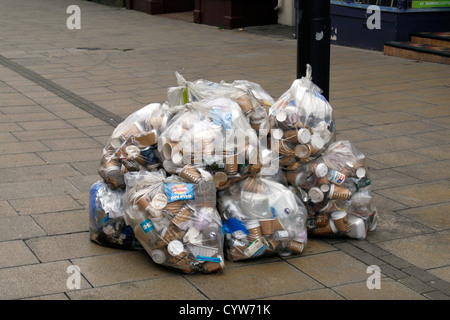 Taschen von Unternehmen Abfälle warten darauf, von gesammelt werden Abfälle Sammler in Cheltenham, Gloucestershire, England. Stockfoto