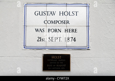 Gedenktafel am Eingang das (Gustav) Holst Birthplace Museum auf Clarence Road, Cheltenham, Gloucestershire, England. Stockfoto