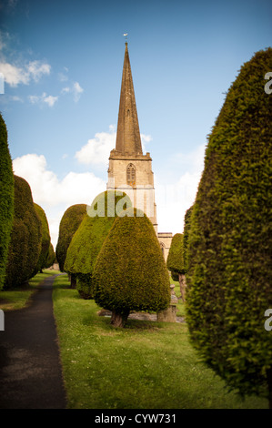 PAINSWICK, Vereinigtes Königreich — Gelände der Pfarrkirche St Mary in Painswick, Gloucestershire, in Englands Region Cotswolds. Stockfoto