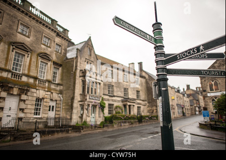 PAINSWICK, Vereinigtes Königreich — Straßenschilder an einer der Hauptkreuzungen des Dorfes Painswick in den Cotswolds. Stockfoto